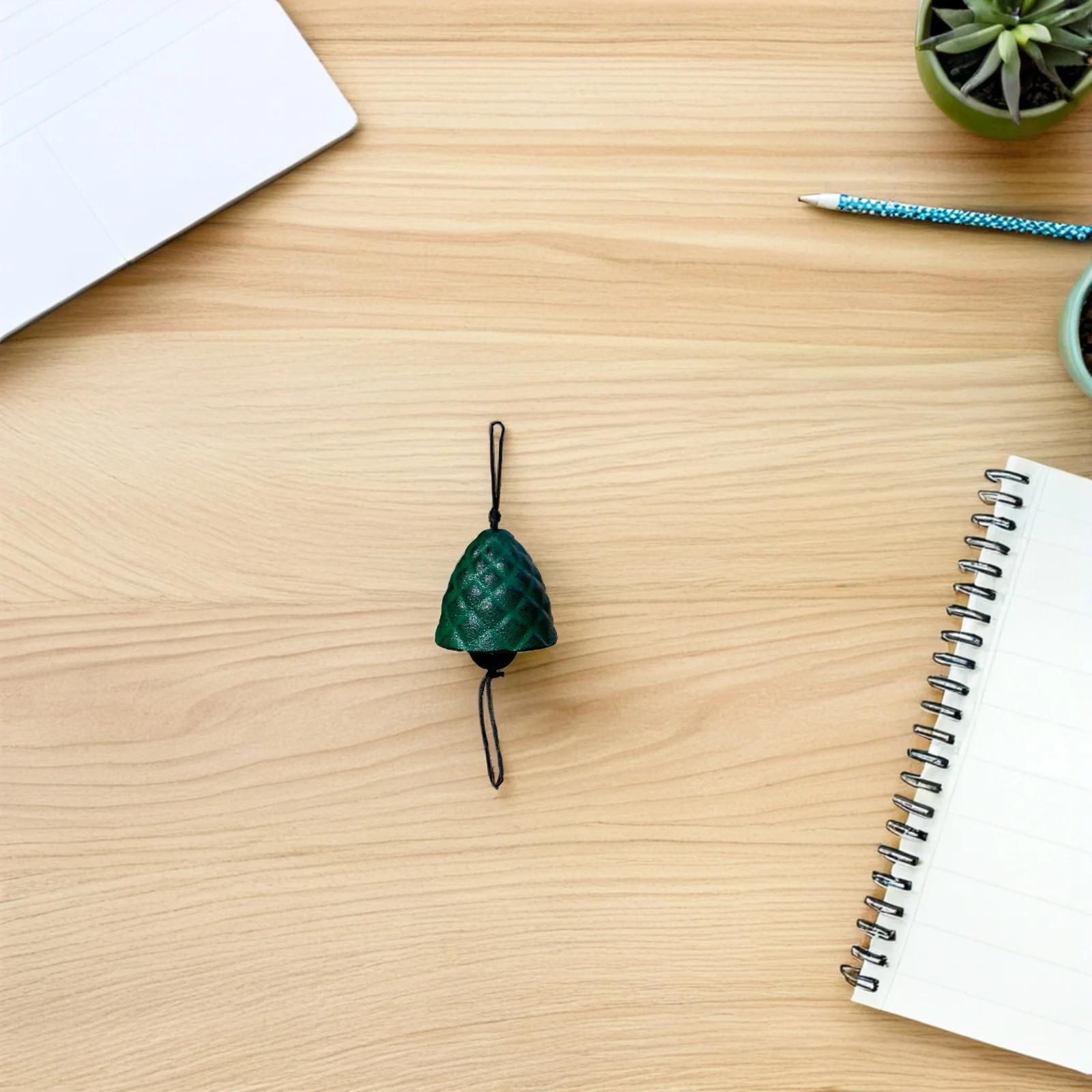 

1Pcs Pine Cone Wind Chime Cast Iron Retro Hanging Pendant for Bedroom Cafe Office Garden Yard Decor Decorative Windchime