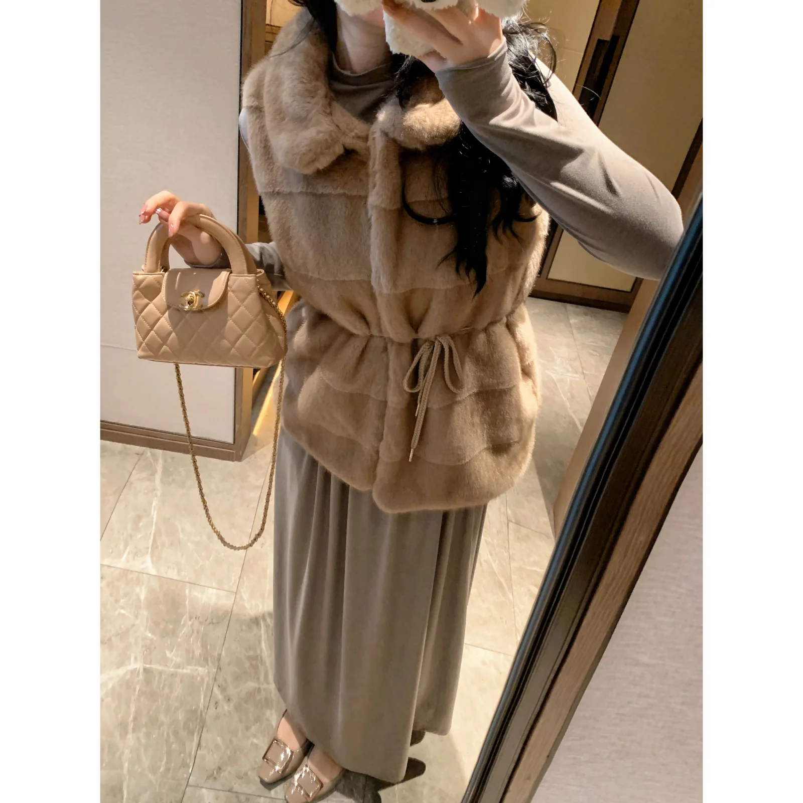 

Утепленный эко-френдли жилет из меха с цветным окрашиванием и милым воротником для женщин, версия Ele Sle Stand без рукавов, без молнии