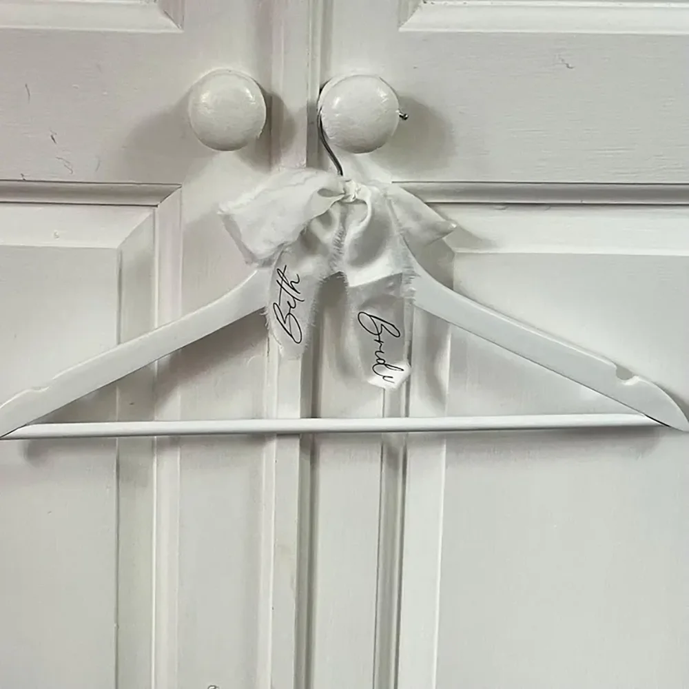 

Personalised White Raw-edge Ribbon Bows Hanger Bridal Team Accessories Wedding Dress Hanger with Ribbon Label Bridal Shower Gift
