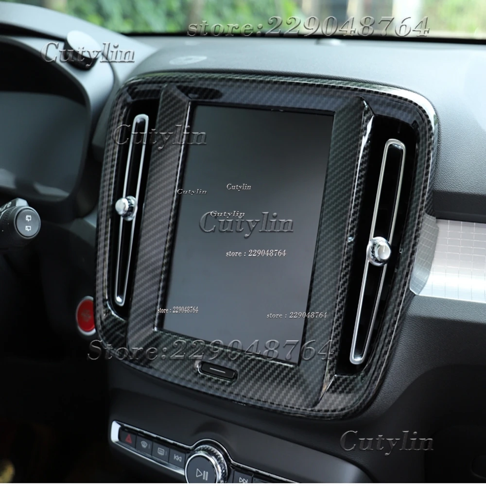 Kit de molduras interiores Volvo XC40 de fibra de carbono 2019-2021 con moldura del tablero con textura de fibra de carbono negro, barras de acento y perillas de acabado plateado.