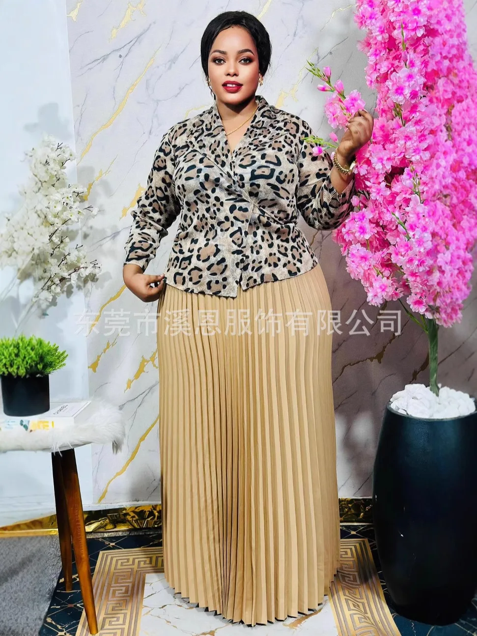 

Плиссированный костюм с юбкой Miyake, топ с длинными рукавами и леопардовым принтом + плиссированная юбка чистого цвета, полудлинная юбка с V-образным вырезом, облегающая талия, элегантная, элегантная, европейская и ам