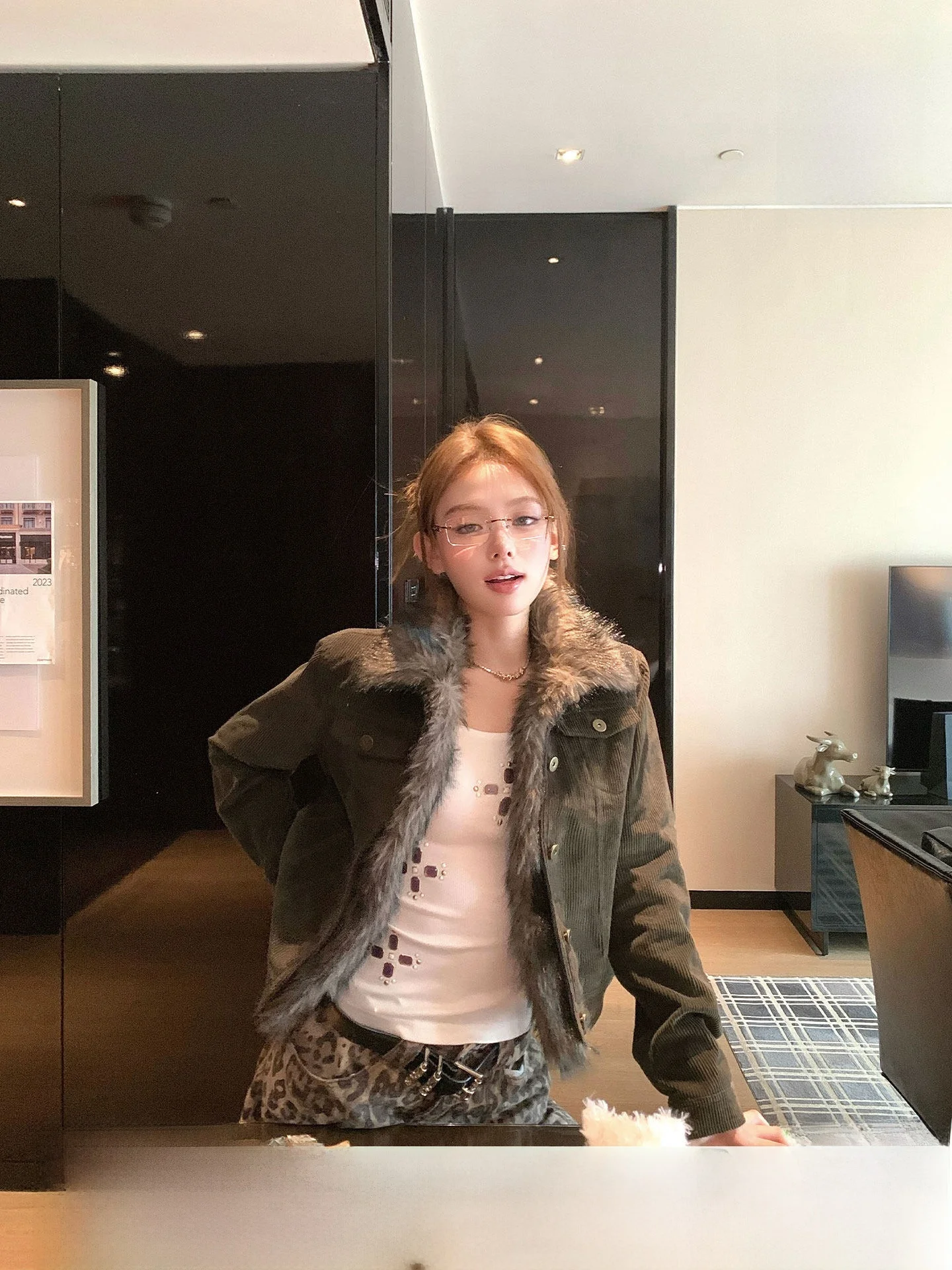 

Okaaay American Retro Corduroy Jacket Women's Warm Fur Collar Coat Autumn Winter Barn Style Casual Standard Fit Polyester Fiber