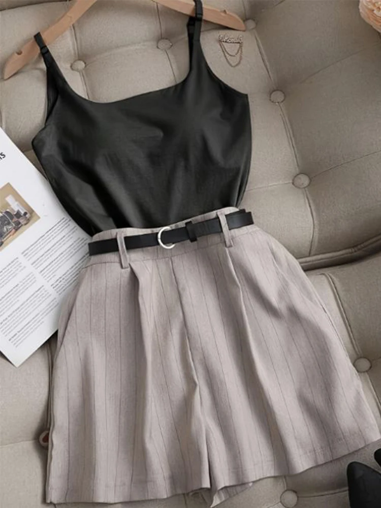 Pantalones cortos de rayas beige para mujer, diseño plisado, ajuste a medida, ideal para looks de oficina, salidas casuales, estilos de verano de moda