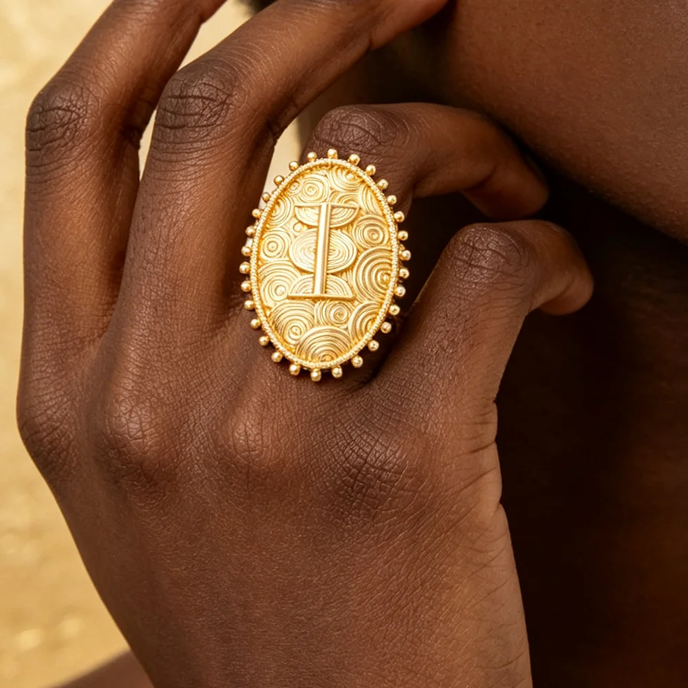 Vergoldetes ovales, geschwungenes, geschnitztes Ohrringe- und Ring-Set für Damen, afrikanischer ethnischer Statement-Schmuck, Hochzeitsgeschenk – Detail 7