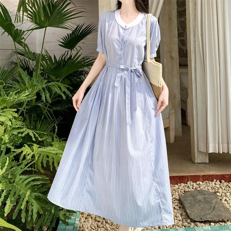 Gestreiftes Damenkleid, Kurzarmkleid mit Puffärmeln, weißem Kragen, Taillenband und Knopfleiste vorne, lässiges, elegantes Sommerkleid
