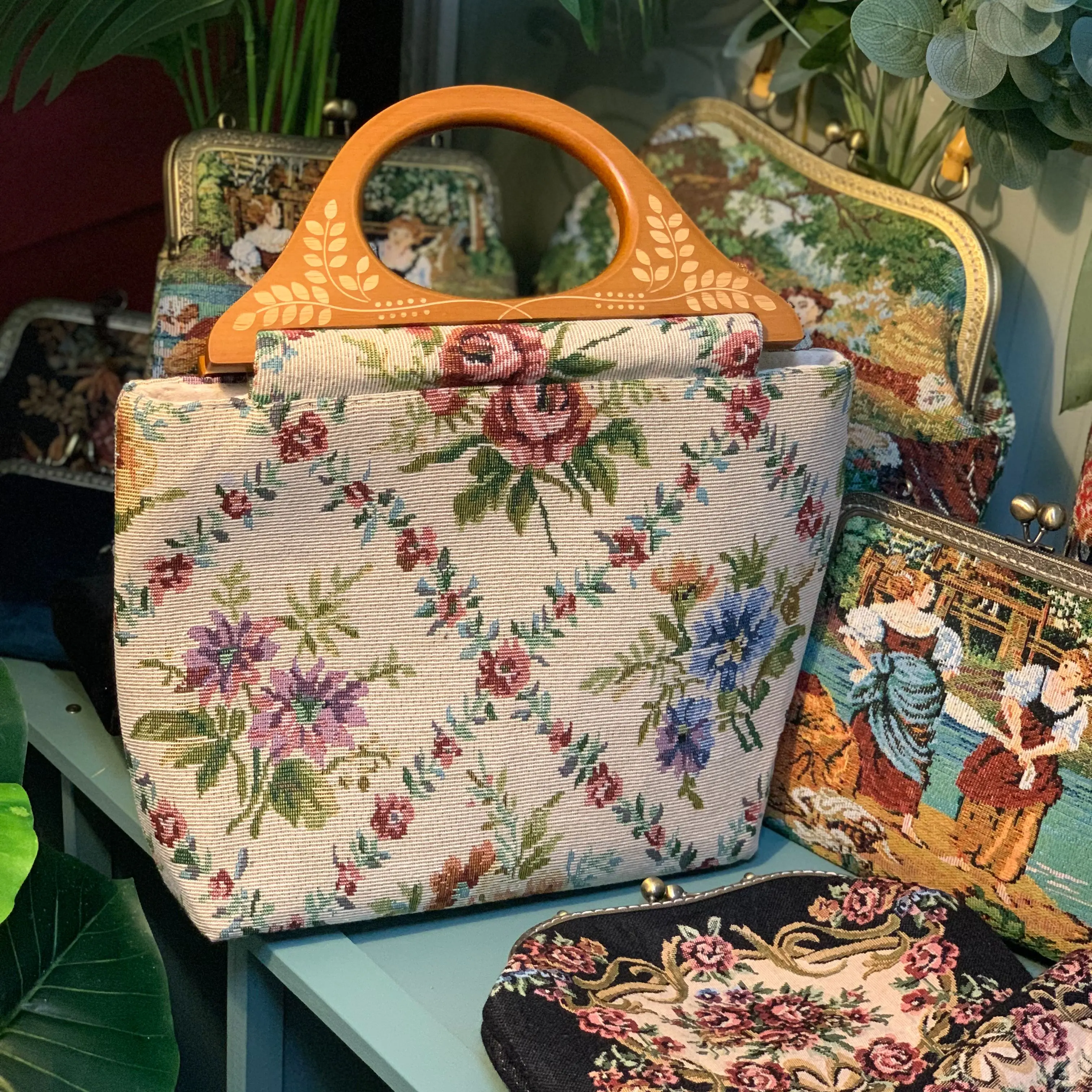 Lost in Vintage Lingge Jacquard Flowers Embroidery 30x25x7cm Vintage Handmade Bag Natural Wood Handle Large Bag Flowers Clutch