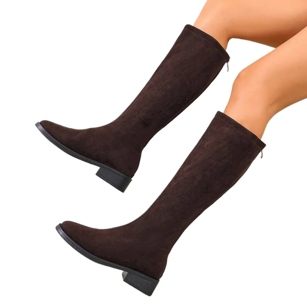 Winterliche Rundzehen-Stiefel aus Wildleder, sexy und bequem, mit niedrigem Absatz, modischer neuer Stil, elegante Modenschau-Ritterstiefel für Damen. – Detail 2