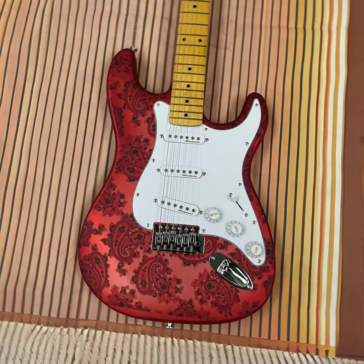 Hand-painted 6-string electric guitar, hand painted color body, maple fingerboard, maple track, real factory pictures, can be sh