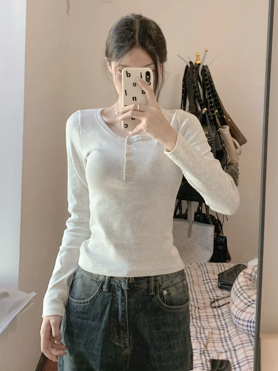 تي شيرت نسائي قصير على الطراز الأمريكي بأكمام طويلة وياقة على شكل حرف U، ضيق ومثير، مناسب لفصل الخريف