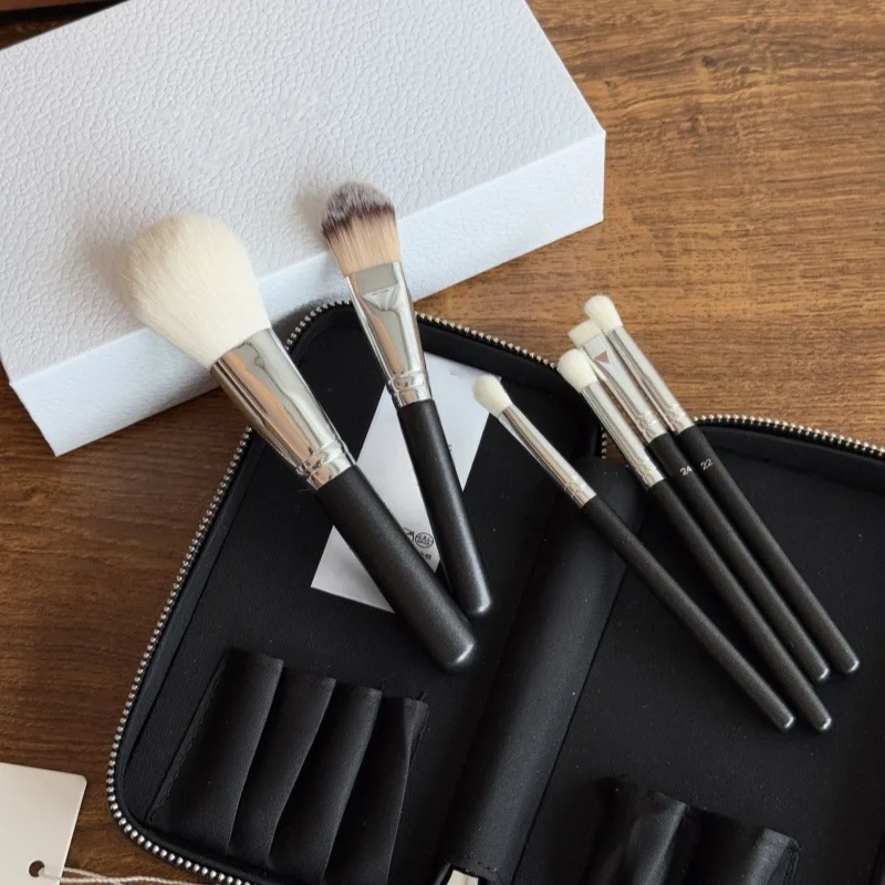 Luxury Brand Makeup Brushes Set CD Style Foundation Brush Blush Eyeliner Brush Eye Shadow Brush Christmas New Year Holiday Gifts