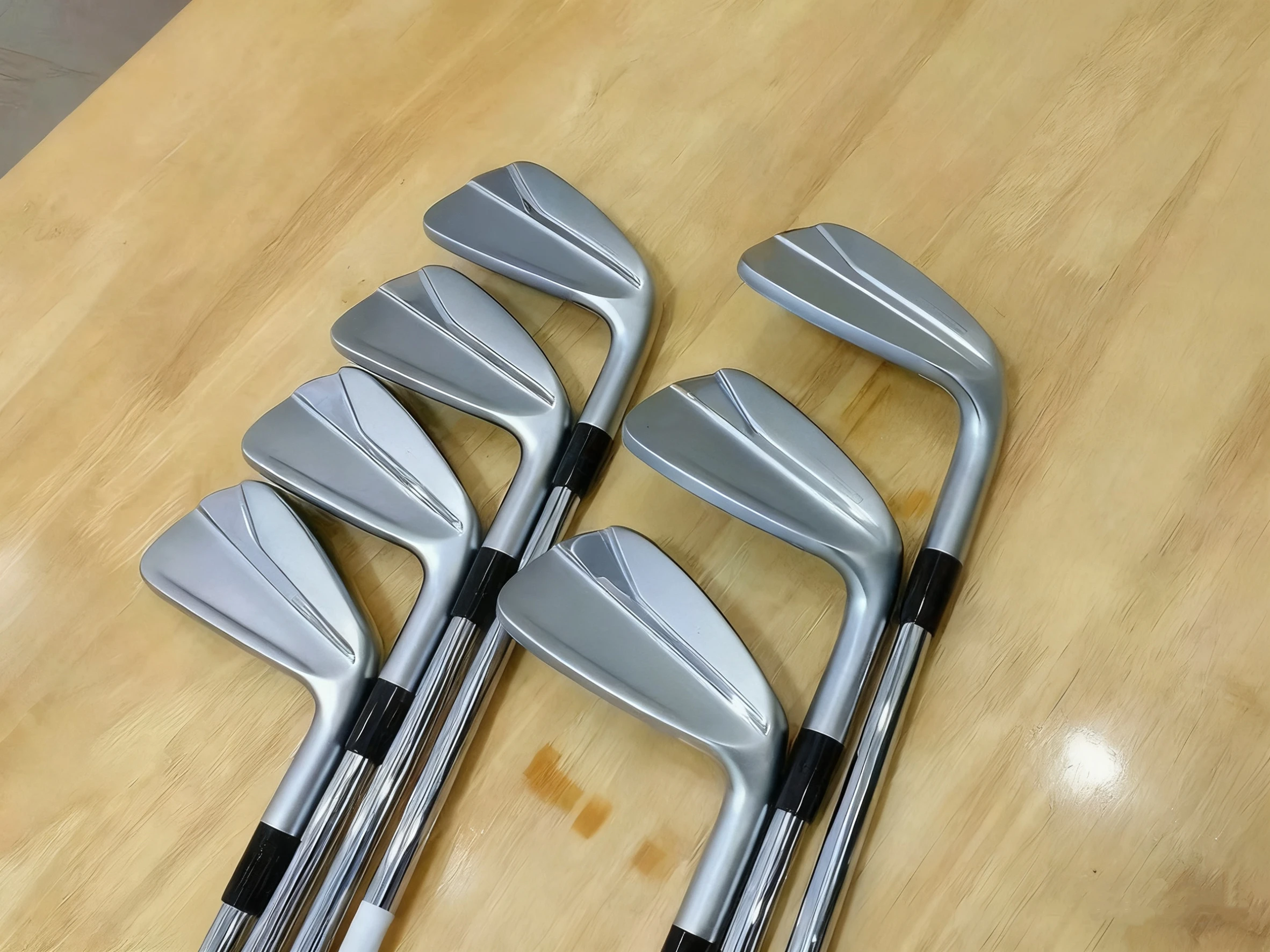 مجموعة حديد جولف مزورة لليد اليمنى مع مادة قبضة مطاطية لحقيبة الجولف باللون الفضي والأسود #4