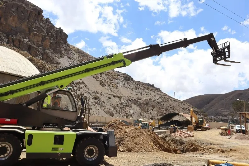 Chinese Famous Brand High Quality 4500kg Telehandler YG Telescopic Handler Forklift Telescopic Boom Forklift