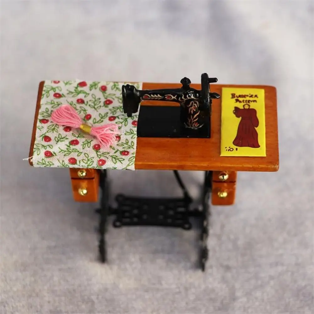 Vintage miniatuur naaimachine simulatie houten miniatuur meubilair mini met stoffen poppenhuisspeelgoed