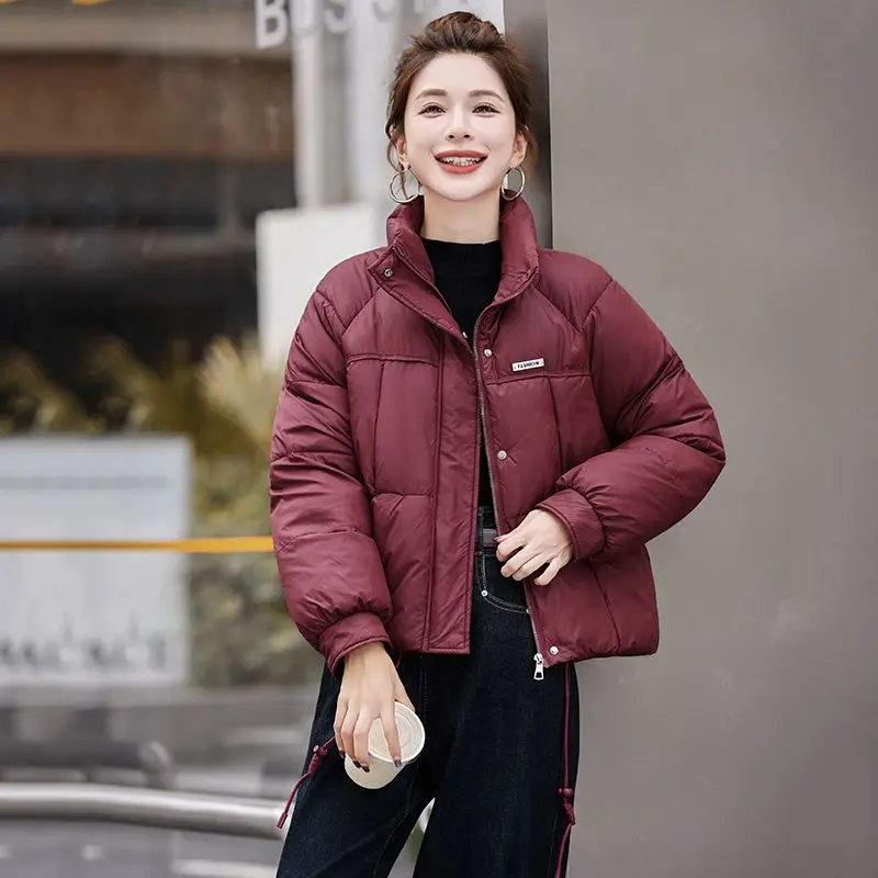 سترة قطن حمراء للنساء شتاء قصير 2025 نمط جديد مزاجه عصري صغير الوقوف طوق سترة قطنية سميكة دافئة