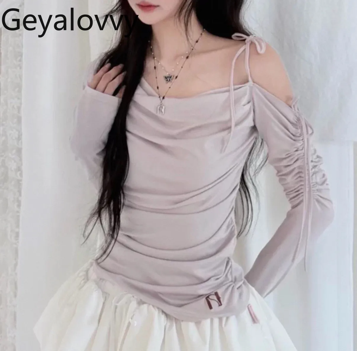 

Женская приталенная футболка с длинным рукавом и вышивкой в корейском стиле, с открытыми плечами, драпировкой и однотонным дизайном, коллекция Весна-Лето 2026