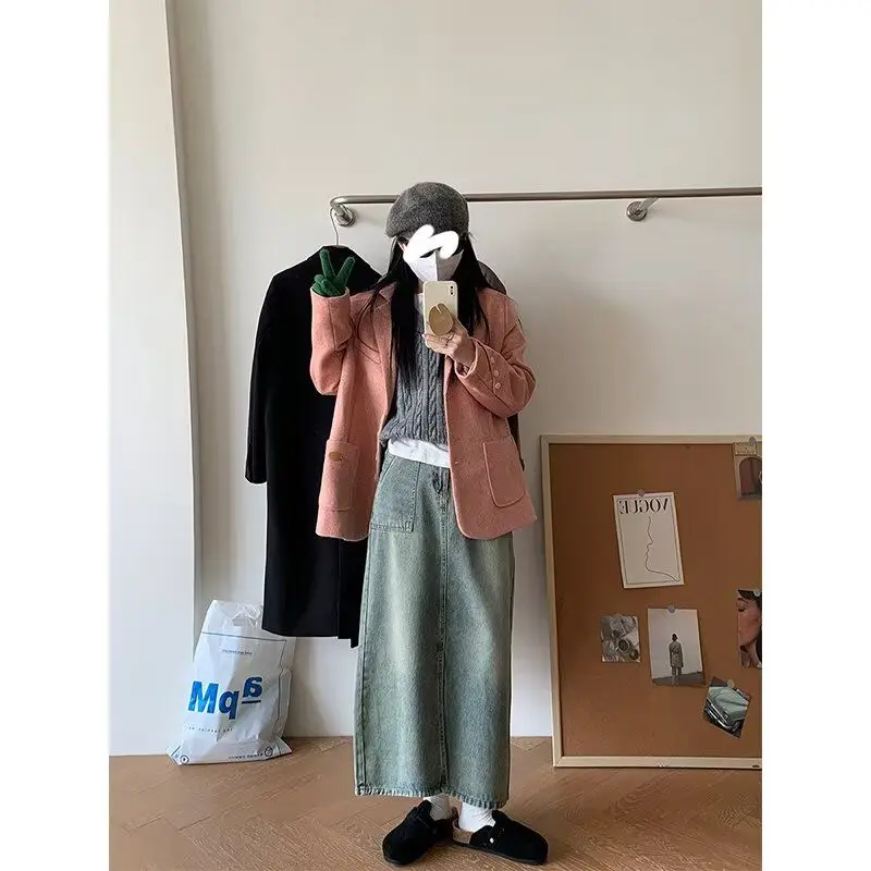 กระโปรงยีนส์เอวสูงทรงเรโทรสำหรับผู้หญิง สไตล์ลำลองสำหรับฤดูใบไม้ผลิและฤดูร้อน ช่วยปกปิดสะโพก กระชับสัดส่วน ทรงเอไลน์ ความยาวปานกลาง