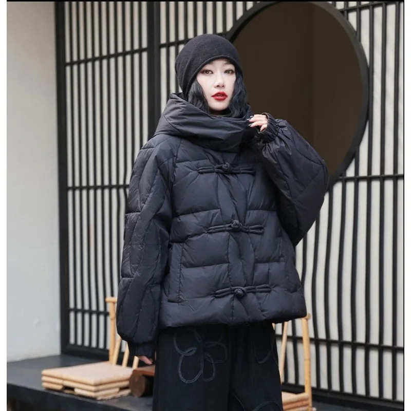 A nova jaqueta de inverno para mulheres curto com capuz um com estilo étnico fivelas grossas feitas retro pato branco para baixo casaco solto quente