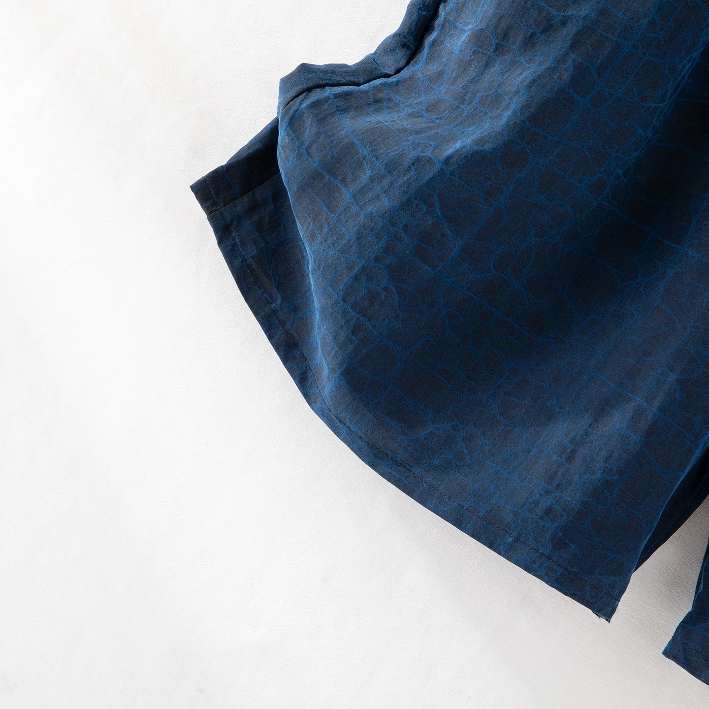 2025 Women's Fashion Summer New 100% Natural Mulberry Silk Gambiered Guangdong Gauze Turtle Crack Blue Casual Shorts