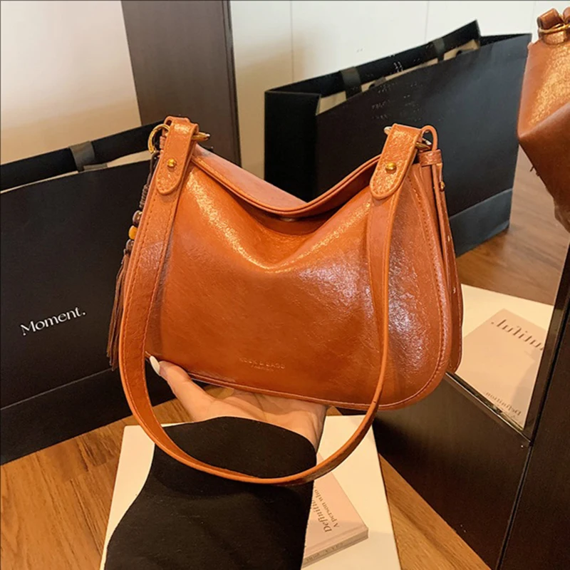 

Minimalist Retro PU Leather Women's Crossbody Bag Exquisite Tassel Pendant Shoulder Bag Chic Commuting Versatile Messenger Bags