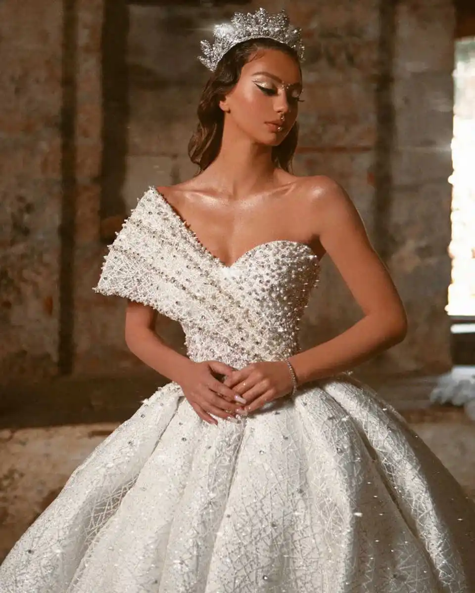 فستان زفاف فاخر ثوب حفلة كتف واحد دانتيل فستان الزفاف مطرز باللؤلؤ سويب تراين مخصص فيستدوس دي نوفيا