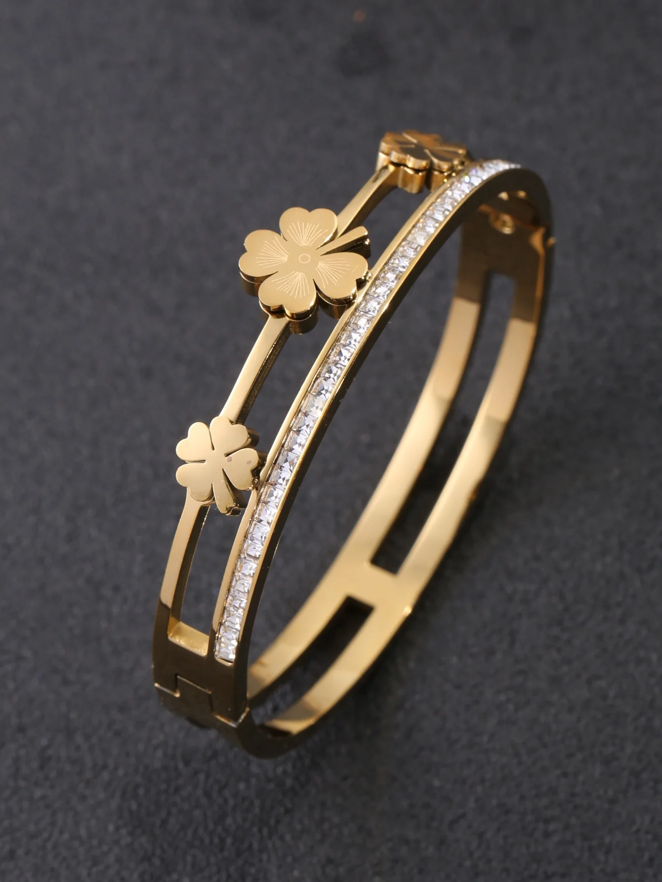 1 Piece Stainless Steel Bracelet Plated with 18K Gold and Inlaid with Rhinestones in the Shape of Three Four-Leaf Flowers, Featuring a Clasp. Exquisite and Luxurious, Versatile Flower Bracelet Suitable for Girls' Gentle and Mature Style, Pairing Well with Knitted Cardigans and Long Dresses. a Lucky Charm and Versatile Accessory, Perfect as a Heart-Warming Gift for Mom on Holidays, and Suitable for Wearing in Various Occasions Such as Shopping, Afternoon Tea, and Banquets