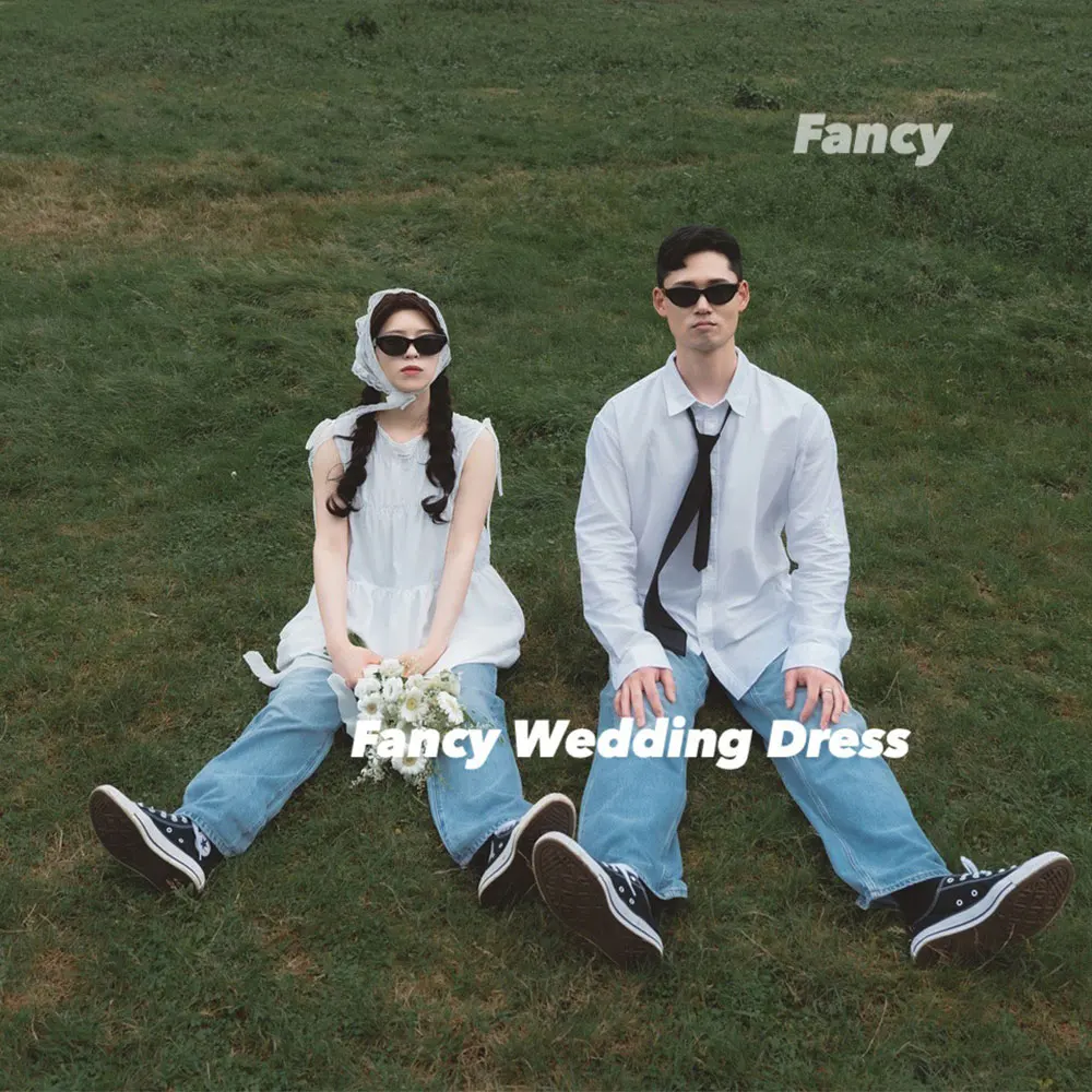 Ausgefallenes, elegantes, schulterfreies Hochzeitskleid, Korea-Fotoshooting, lange Ärmel, Falten, Brautkleid, bodenlang, individuell gestaltet