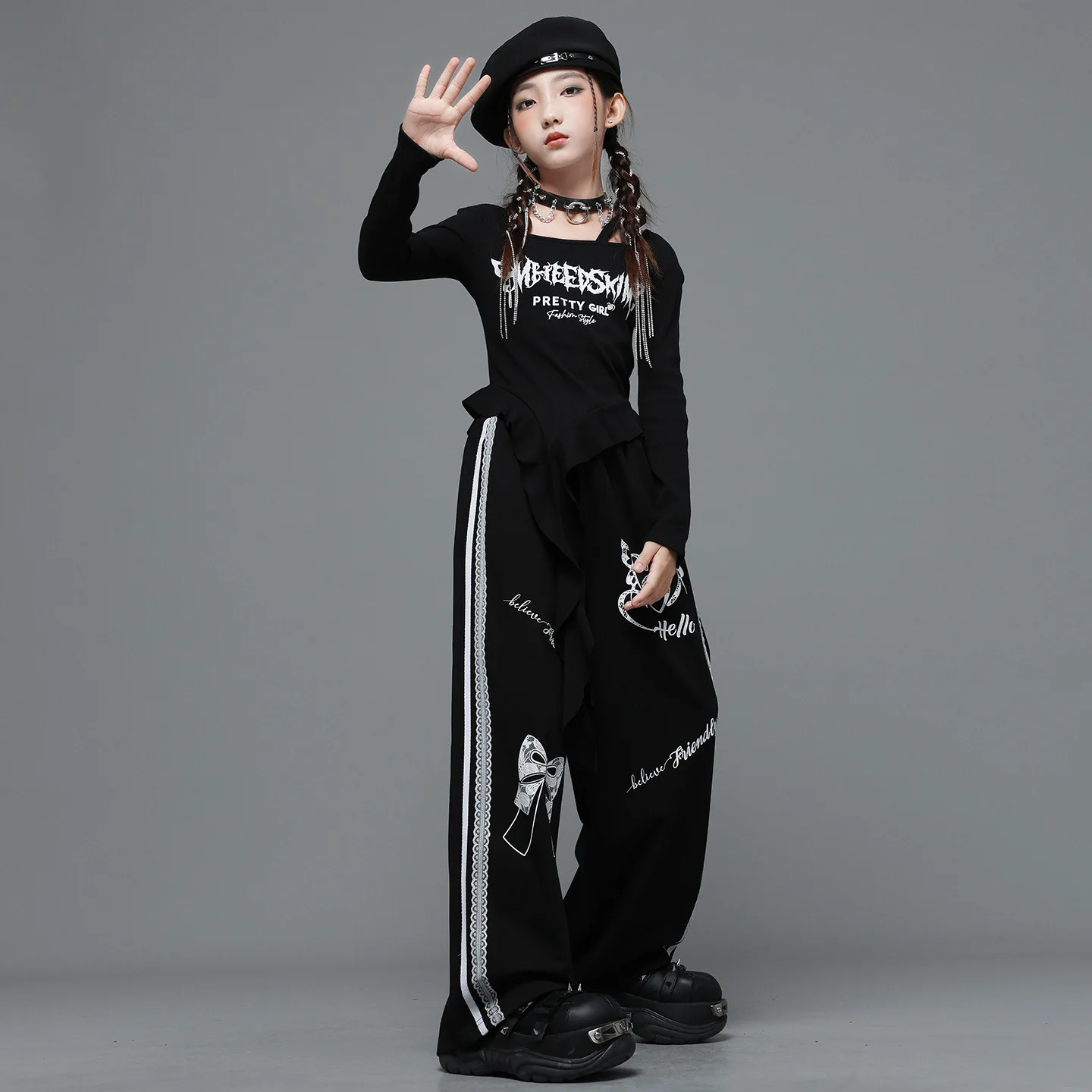 เสื้อยืดเด็กสไตล์เคป๊อป ฮิปฮอป สีแดง แต่งระบายชายเสื้อ กางเกงสเวตพิมพ์ลายสีดำลำลอง สำหรับเด็กผู้หญิง ชุดเต้นสตรีทแดนซ์