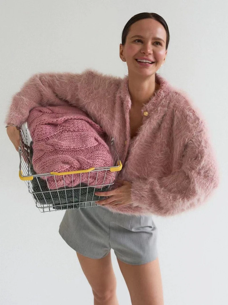 เสื้อคาร์ดิแกนขนฟูสีชมพู เสื้อสเวตเตอร์ไหมพรมคอทรงกลมสำหรับผู้หญิง ดีไซน์หรูหรา ทรงหลวม สไตล์เก๋ไก๋ เสื้อคลุมตัวนอก ขนเฟอร์มิงค์เทียม เสื้อคาร์ดิแกนตัวสั้น