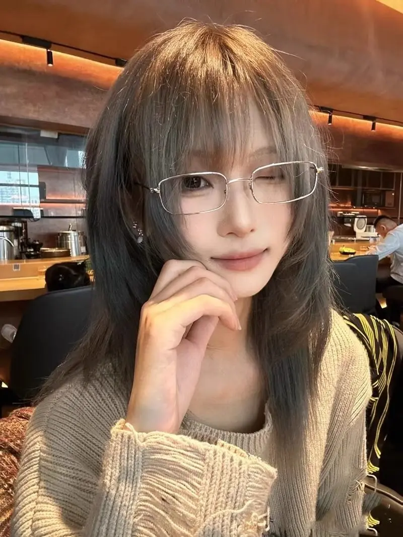 合成ヘーゼルナッツグレーレイヤードロングストレート鎖骨ウィッグ女性のためのヘアウィッグ前髪耐熱パーティー毎日ナチュラル使用