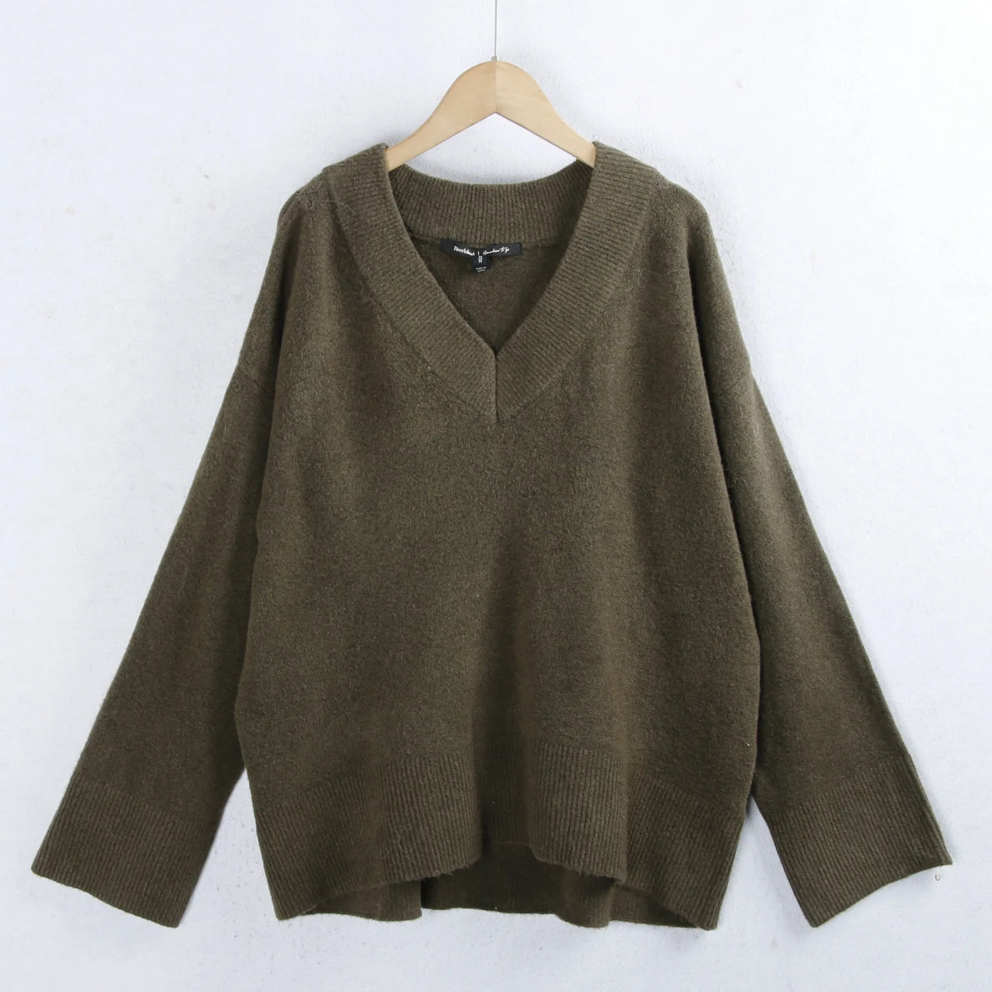 

Женский вязаный свитер с V-образным вырезом 1858v, осенне-зимний, больших размеров, универсальный, стройнящий, плотный, с длинными рукавами