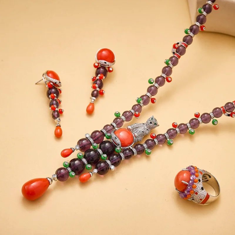 

Дизайнерская коллекция Стиль Длинное ожерелье Серьги Кольцо Инкрустация Кубический циркон Леопард Пантера Фиолетовые бусины Цепочка Наборы ювелирных изделий для вечеринок