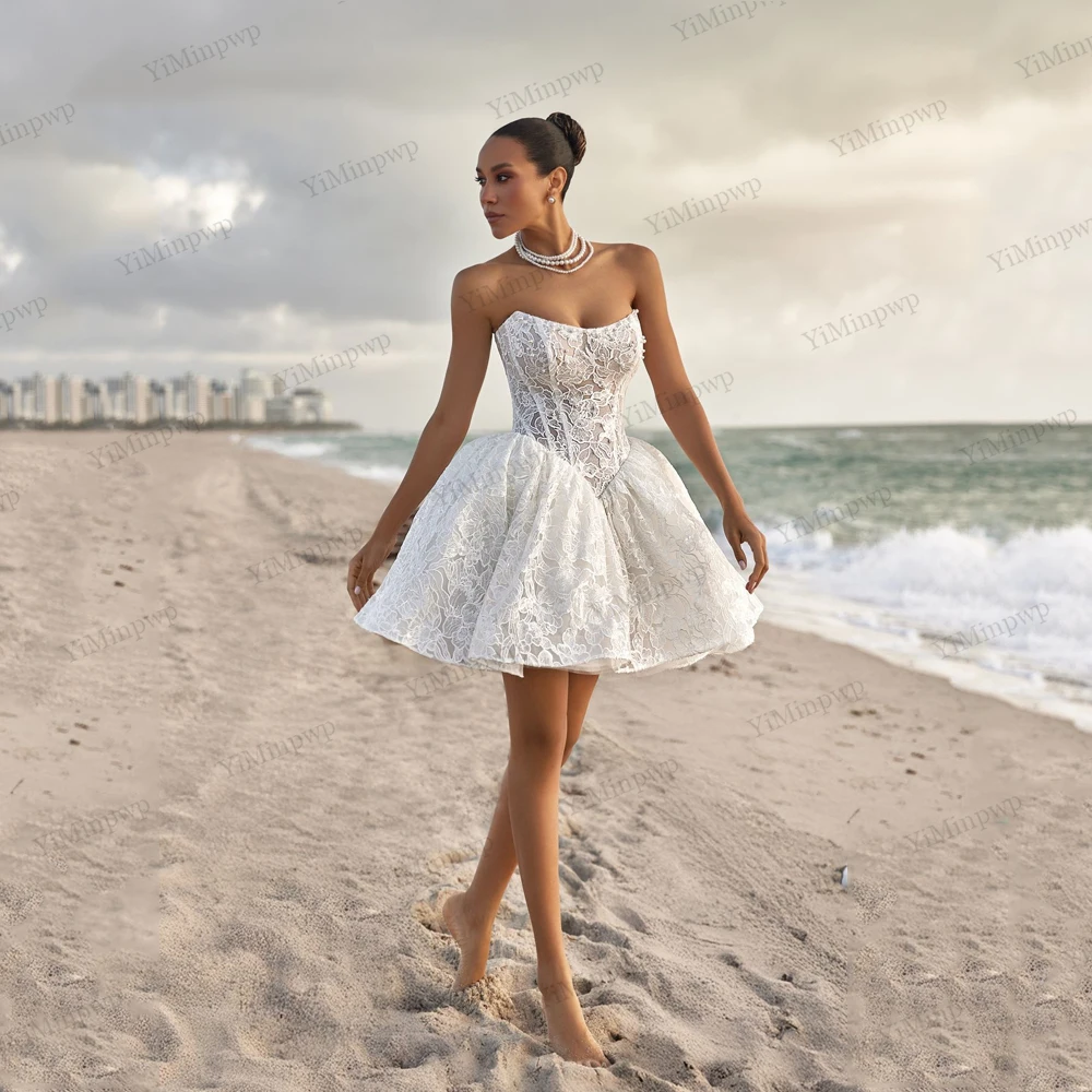 فساتين زفاف قصيرة أنيقة من الدانتيل بدون حمالات مزينة باللؤلؤ وأربطة من الخلف على شكل حرف a فساتين زفاف صغيرة للشاطئ مخصصة 2026