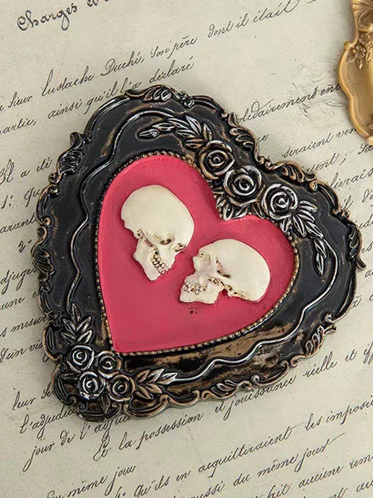 Gerahmte Miniatur-realistische menschliche Totenköpfe, Halloween, romantische Liebesskelett-Dekoration, herzförmige wahre Liebes-Schädel-Ornament