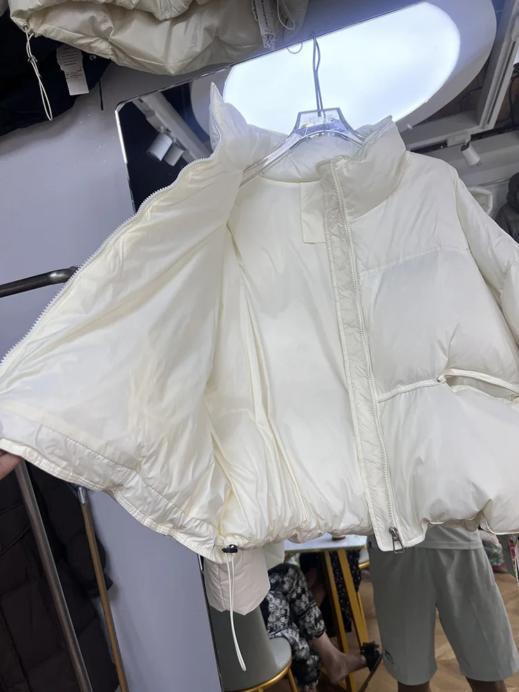 النسخة الكورية عالية الجودة بطة بيضاء أسفل الياقة الدائمة سترة المرأة شتاء 2025 فضفاض برشام الخبز سترة قصيرة نمط