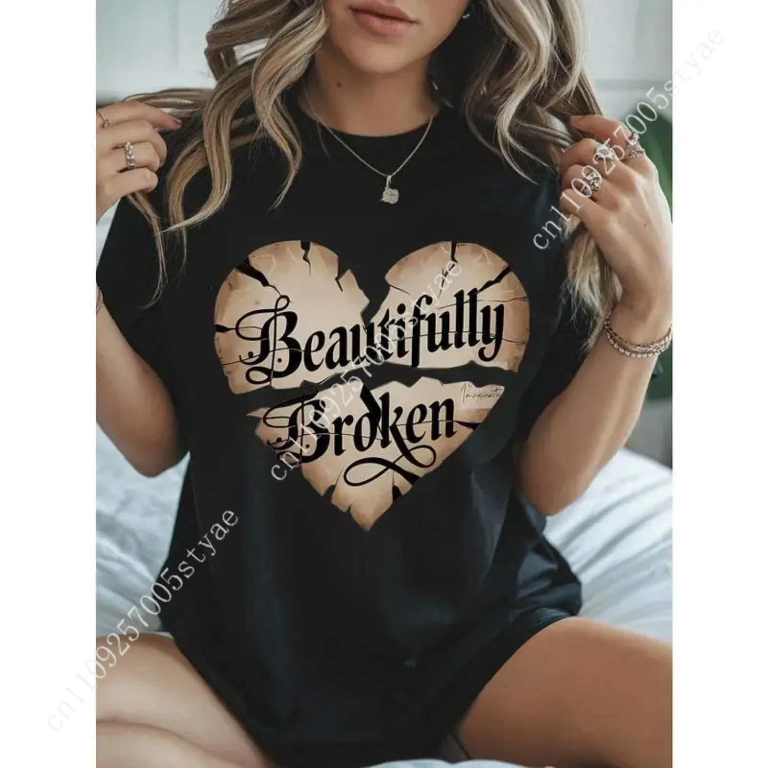Women's Casual Crewneck T-Shirt with Beautiful Broken Heart Print, Regular Length, Perfect for Daily Wear, Spring/Summer Fashi