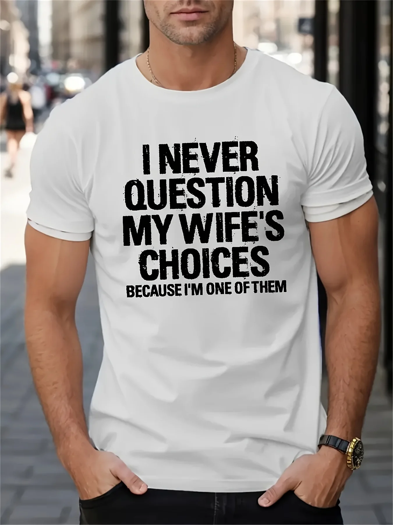 

Мужская забавная футболка с надписью «I Never Question My Wife's Choices» — удобная летняя футболка с короткими рукавами и круглым вырезом