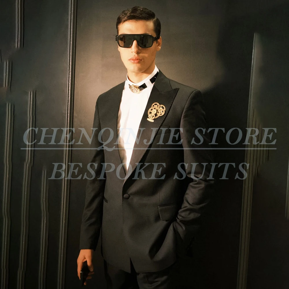 

Черные мужские костюмы на одной пуговице, элегантный пиковый лацкан, свадебный костюм для жениха, комплект из двух предметов, куртка, брюки, наряды, блейзер на заказ