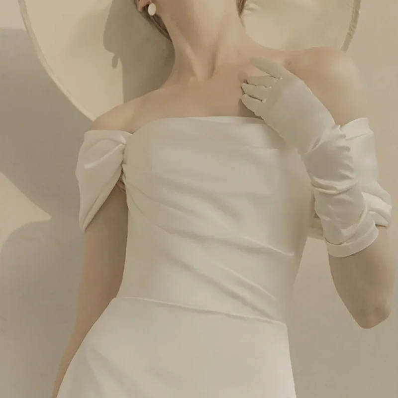 فساتين زفاف حلوة قبالة الكتف للنساء 2025 فستان سهرة أبيض من الساتان أنيق بطول الأرض بسيط لحفلات الزفاف