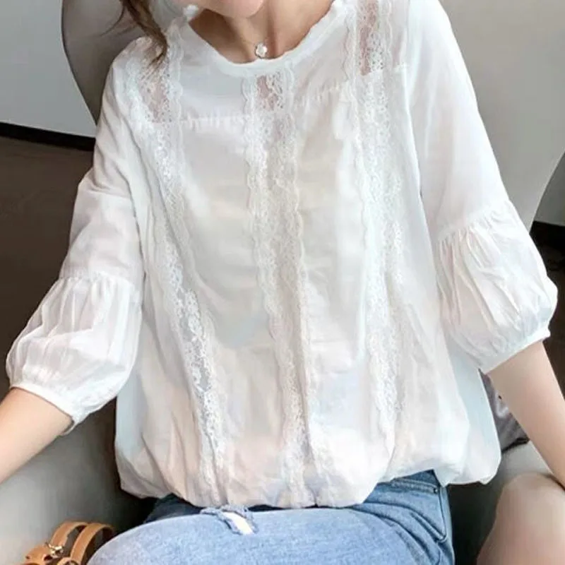 Korean Fashion Lace Patchwork O-Neck White Pullovers Blouses Summer Casual Women\'s Clothing Lantern Sleeve Loose All-match Shirt