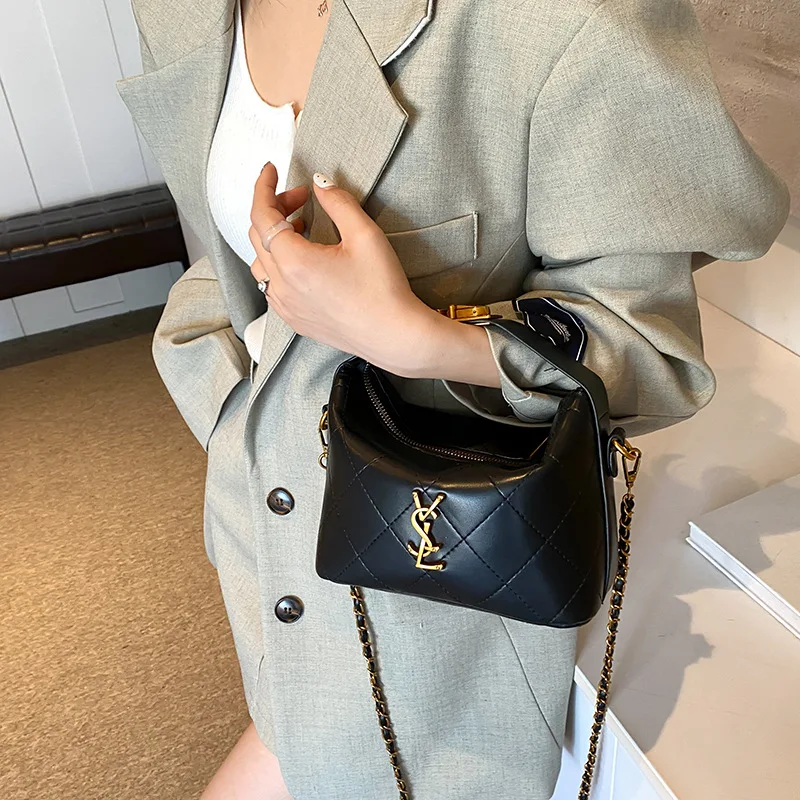 حقيبة سلسلة نسائية جديدة لعام 2025 - تصميم عصري شعبي، نمط دلو فريد من نوعه، كتف/رسول متعدد الاستخدامات للاستخدام اليومي