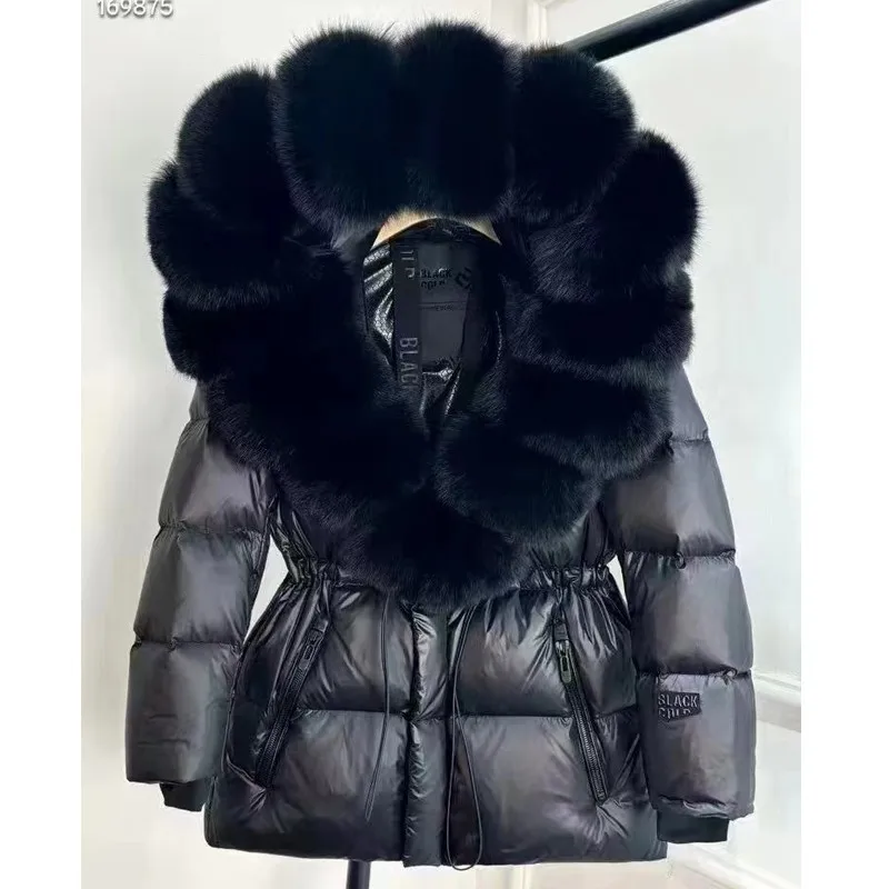 معطف شتوي بغطاء للرأس للنساء متوسط إلى طويل وسميك سترة بيضاء مبطنة أسفل سترة جديدة راقية بياقة من فرو الثعلب