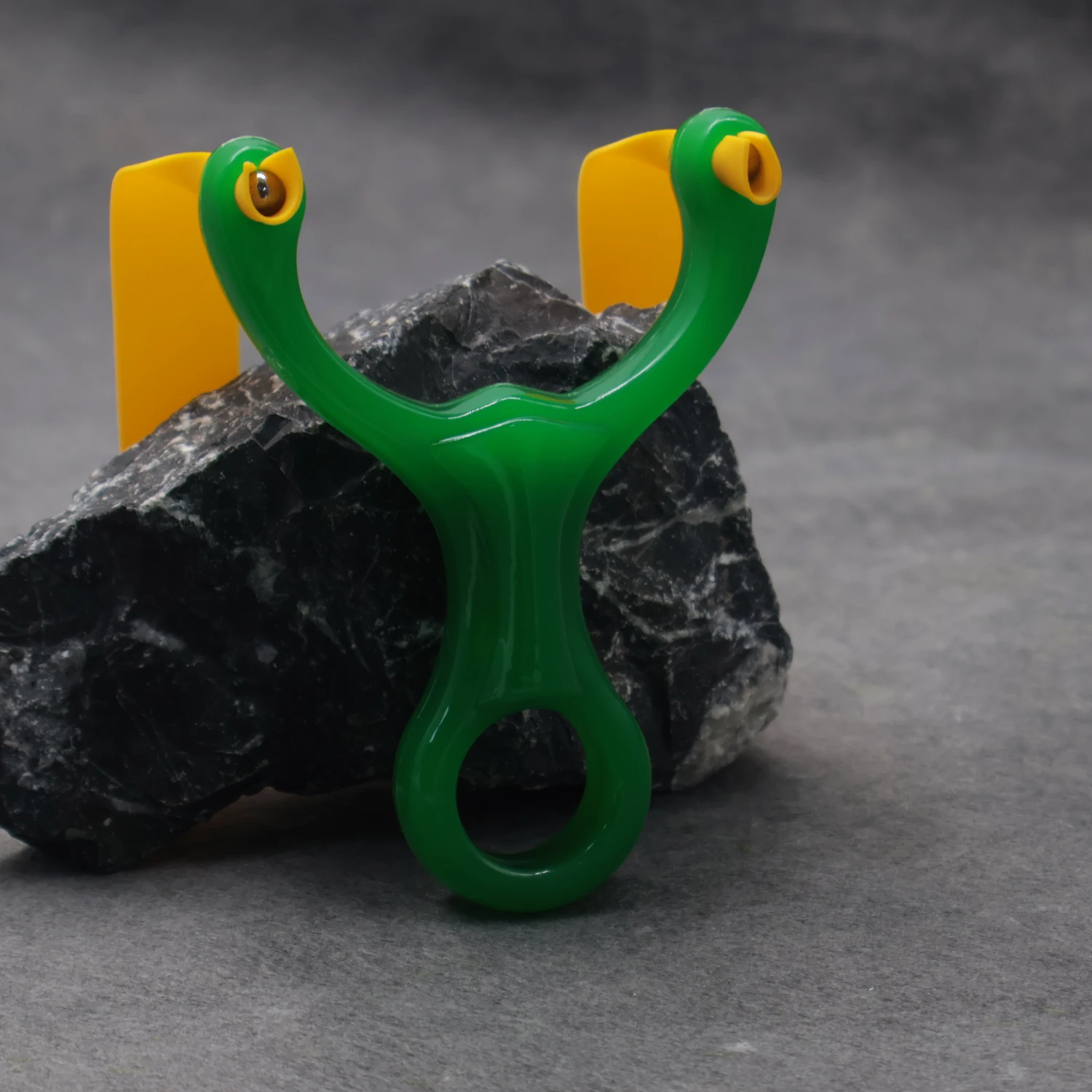 

Green Resin Compact Slingshot Pocket Portable Shooting Slingshot Entertainment Toy Slingshot Palm Slings With Rubber Band