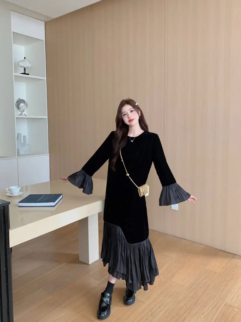 Design retrô de veludo feminino elegante e moderno no outono e inverno com mangas largas e saia longa rabo de peixe