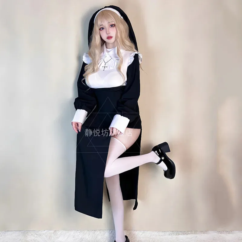 섹시한 드랙 마녀, 타이트한 메이드복, 타이트한 가운을 입은 코스프레 수녀들