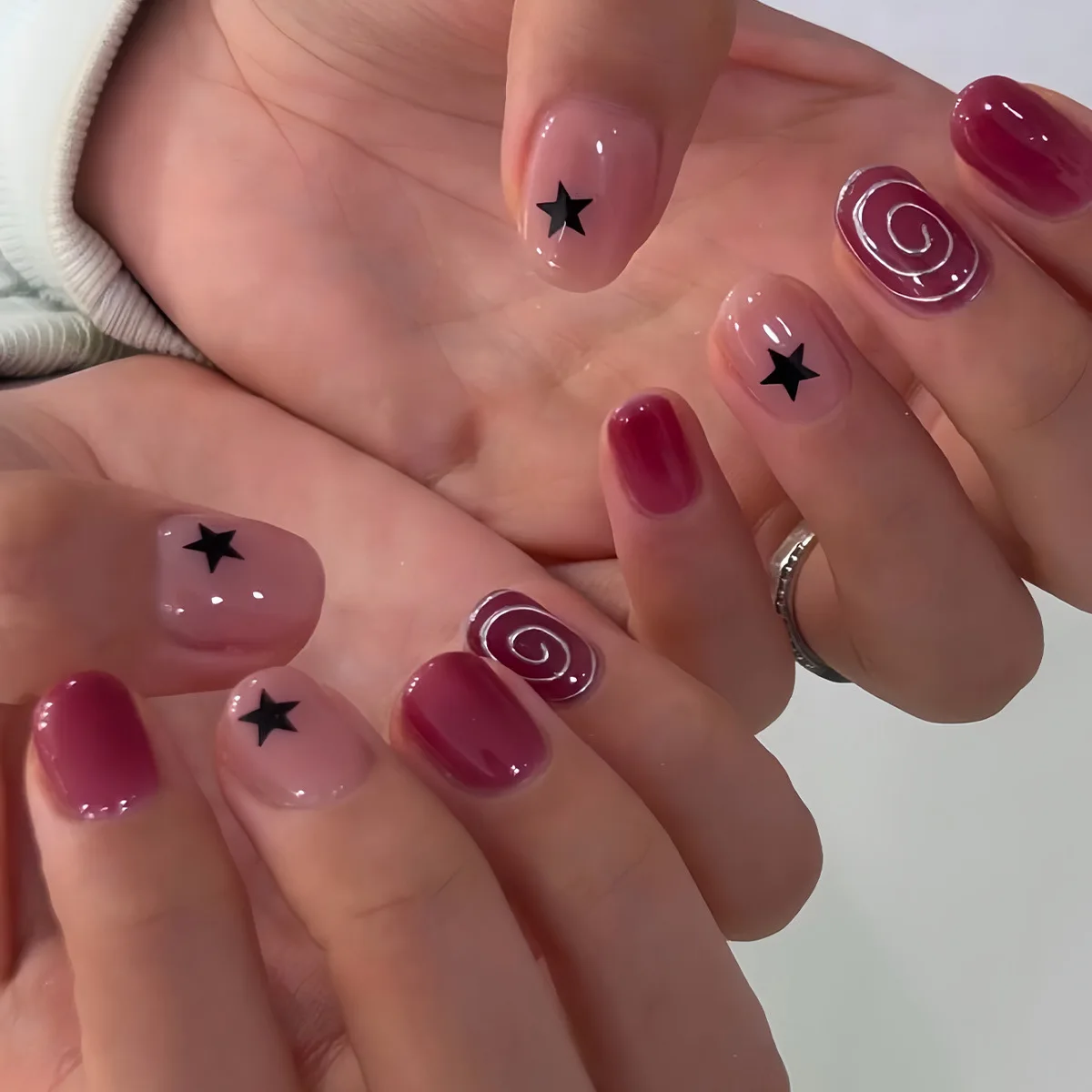 

24PCS Sweet Cool Short Square False Nail Simple Red Star Spiral Stripes French Fake Nails for Spice Girls Wearable Y2k Nail Tips