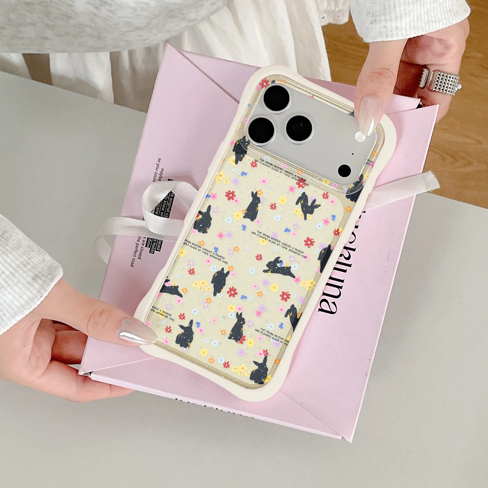 Kawaii Silhouette Hasen-Blumen-Design, Creme-Glitzer-Basis Weiße Wellenrand-TPU-Hülle für Alle iPhone 13, 14, 15, 16, 17 Serien