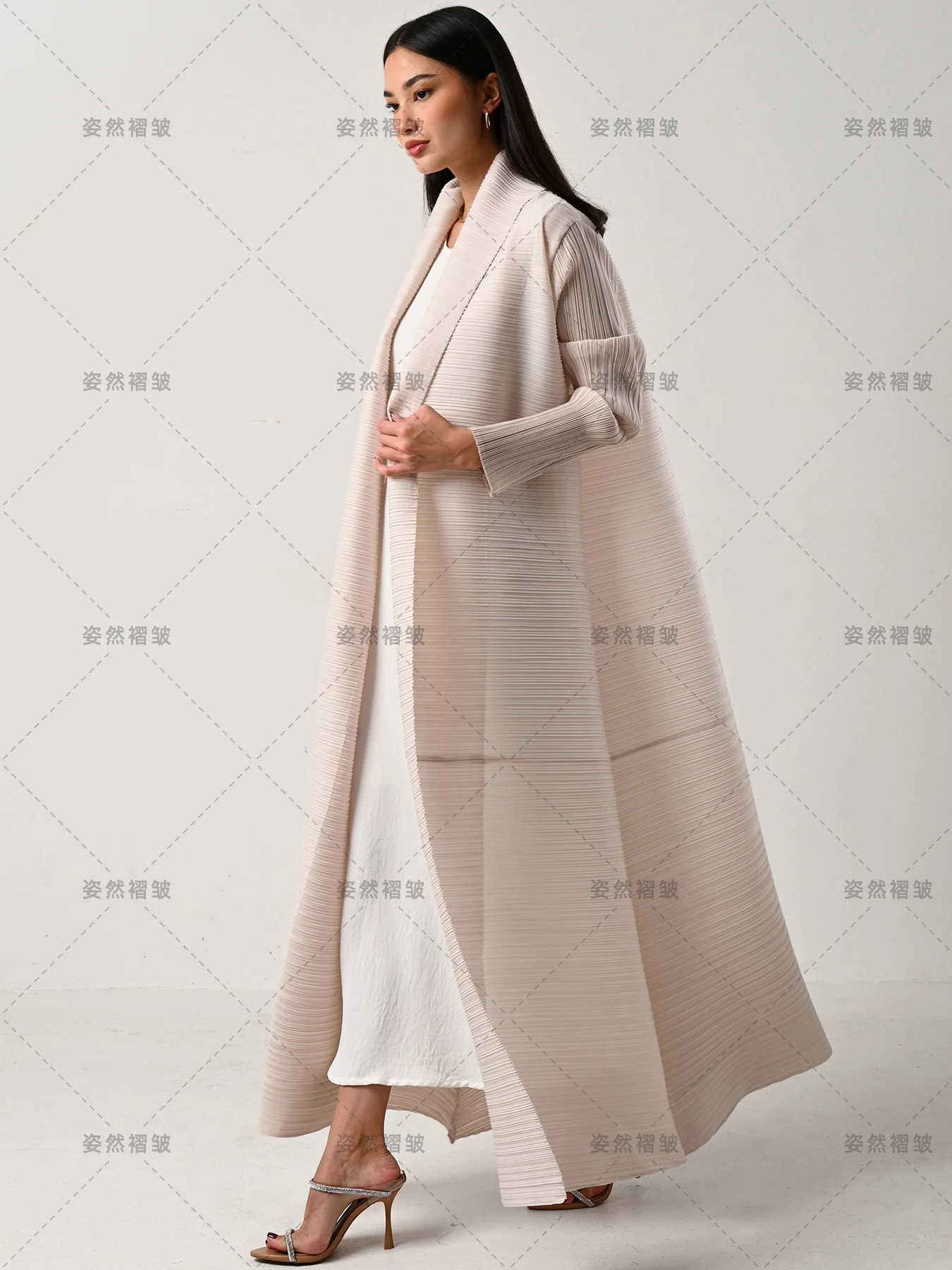 

Формальный халат Дубай Ид Абая Роскошные мусульманские женщины Ближневосточная арабская мода Одежда больших размеров Плиссированное пальто с длинными рукавами Женское