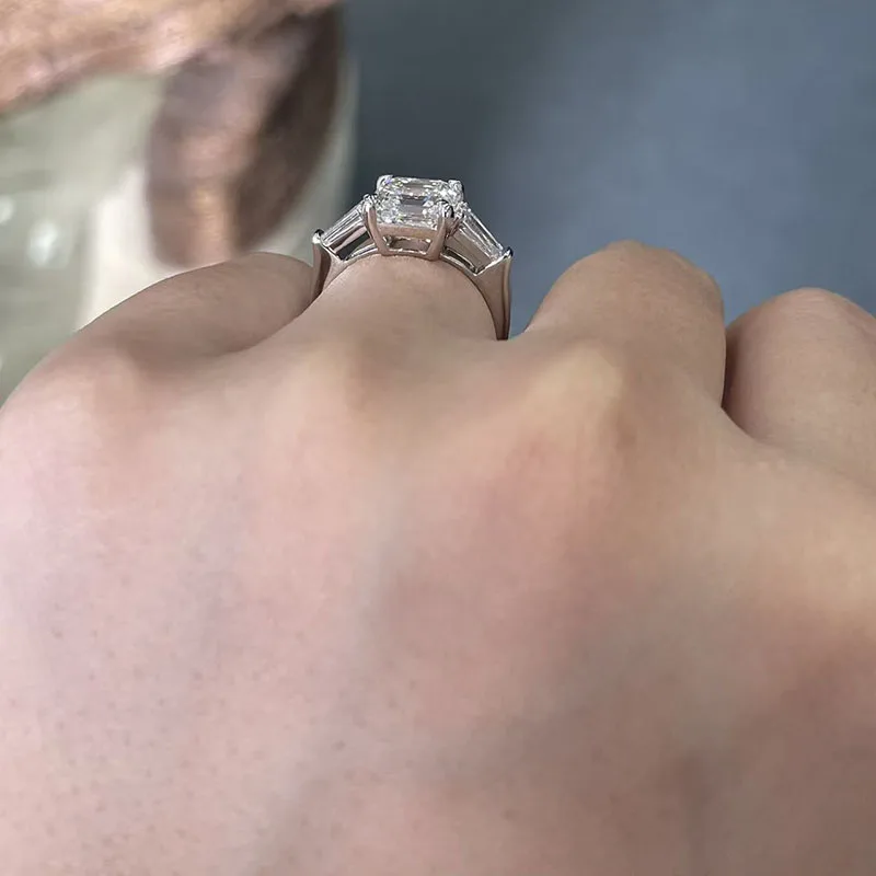 Platin 950 3CT Asscher-Schliff Labor-Gezüchteter Diamant-Verlobungsring IGI-Zertifiziert DEF VS-VVS Drei-Stein-Design mit Konischem Baguette – Detail 8