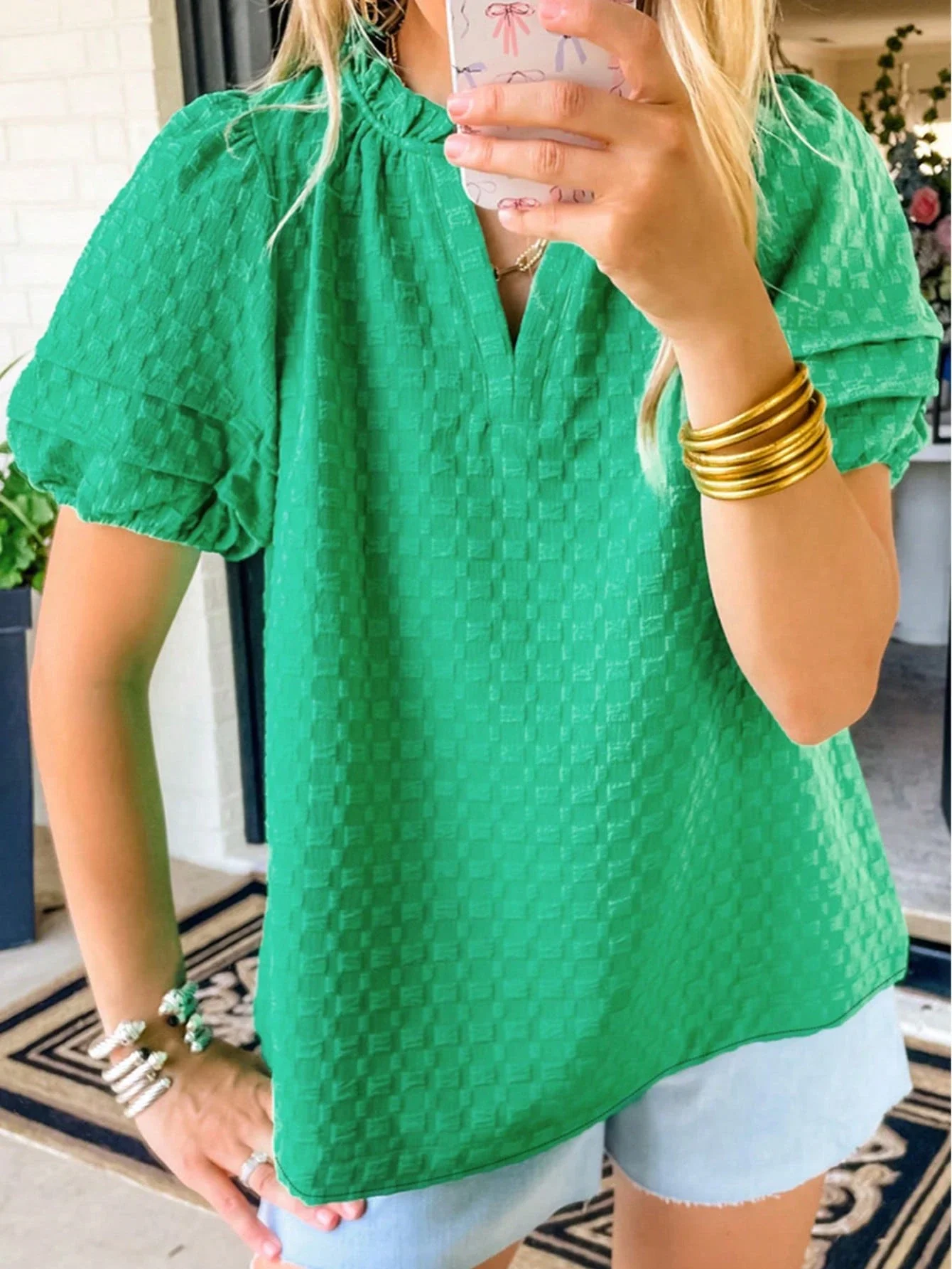 

Женская повседневная однотонная текстурированная блузка с вырезом и пышными рукавами