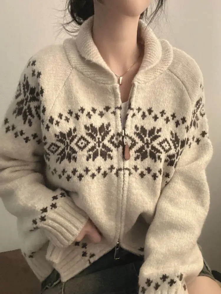 シックな秋冬ルーズフィットロングスリーブニットセーター女性のファイオントレトロカラーブロデザイン多用途アウターコート